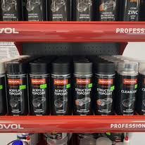 Regały z chemią warsztatową i materiałami eksploatacyjnymi